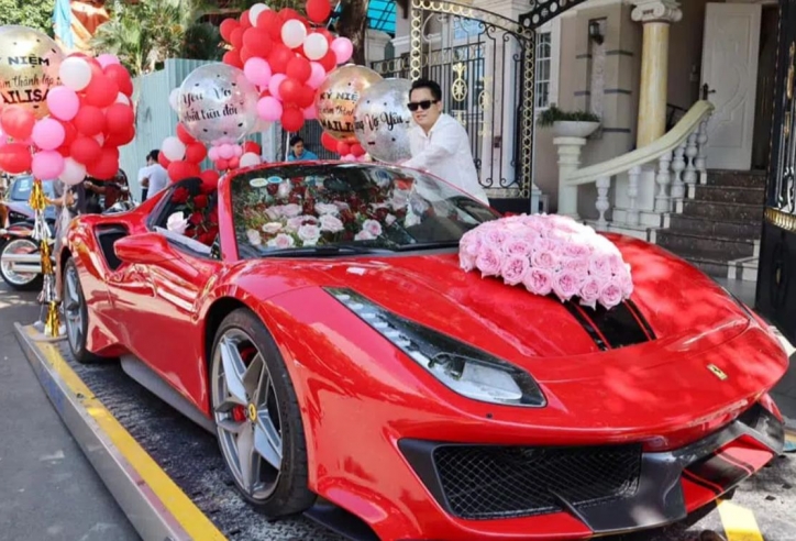 Đại gia Hoàng Kim Khánh tặng vợ 'siêu ngựa' Ferrari đỏ rực rỡ