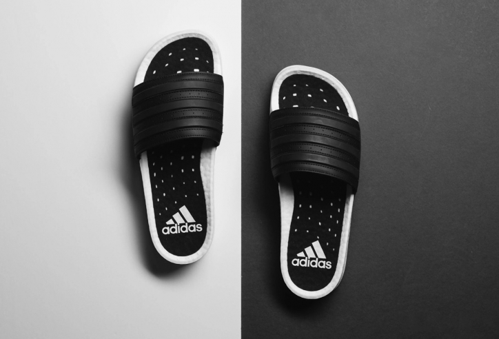 Adidas ra mắt dép adilette với đệm Boost độc đáo