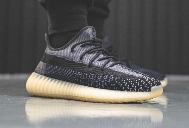 Trên chân Adidas Yeezy Boost V2 'Asriel' và 'Israfil'