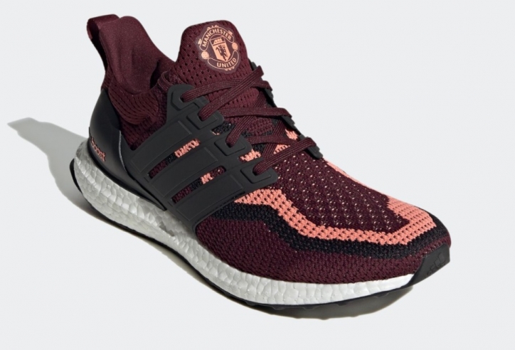 Đã mắt với giày Adidas UltraBoost phiên bản Man United