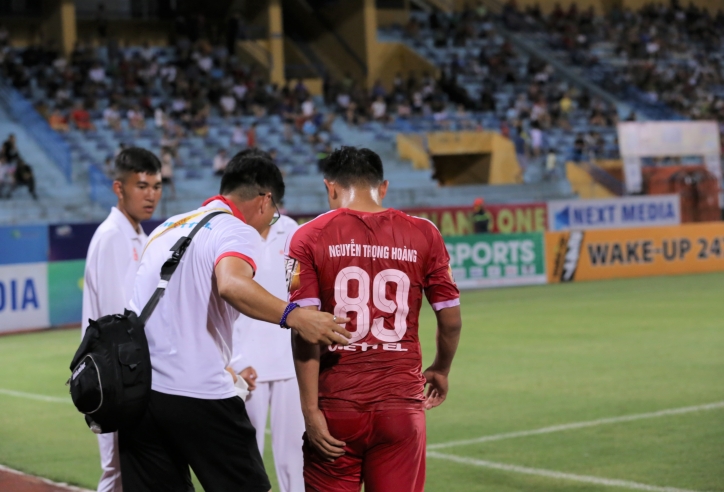 Trọng Hoàng chấn thương nặng ngay trước vòng loại World Cup