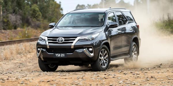 So sánh xe Toyota Fortuner và Honda CR-V - Kẻ tám lạng người nửa cân