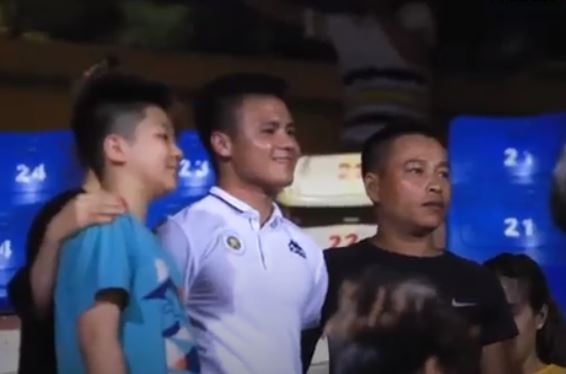 VIDEO: Quang Hải mệt 'bở hơi tai' vì fans tranh nhau xin chụp ảnh