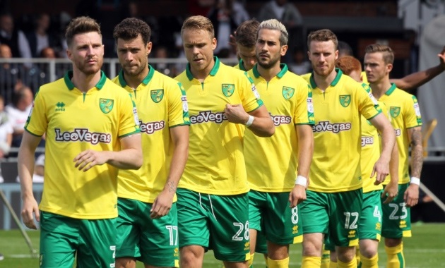 Cả đội Norwich được người đã khuất mời uống bia