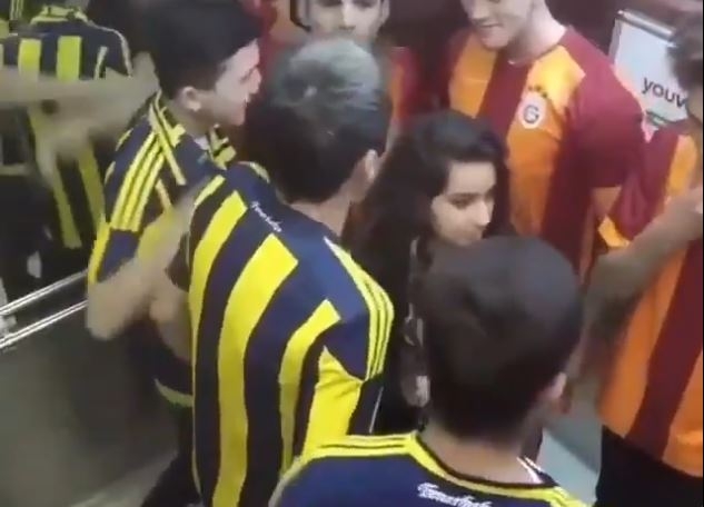 HÀI HƯỚC: Fan Fenerbahce và Galatasaray hợp tác trêu gái xinh và cái kết bất ngờ