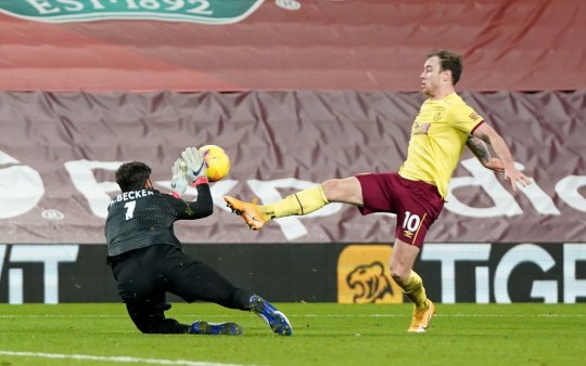 Klopp tiết lộ điều Alisson nói về quả phạt đền trong thất bại của Liverpool