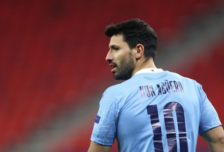 Aguero bực bội vì đồng đội