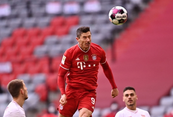 Lewandowski lập hattrick trong trận đấu Bayern mất người từ sớm