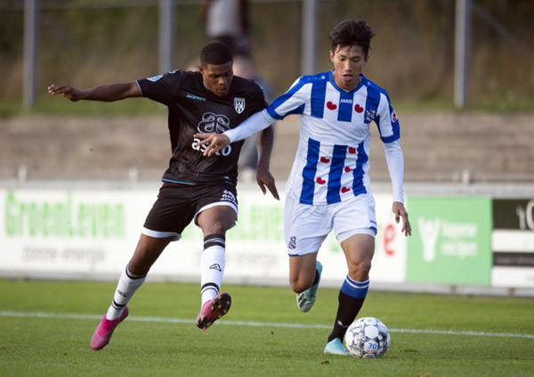 SC Heerenveen có động thái đặc biệt với Đoàn Văn Hậu