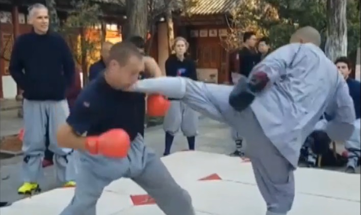 VIDEO: Sư Thiếu Lâm hạ gục cao thủ MMA với cú đá nhanh như điện