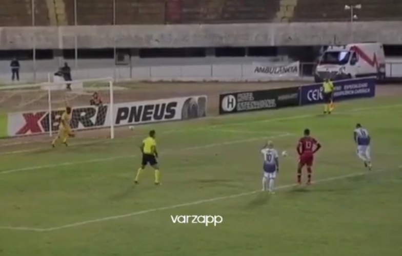 VIDEO: Thủ môn lươn lẹo bắt penalty và cái kết đắng