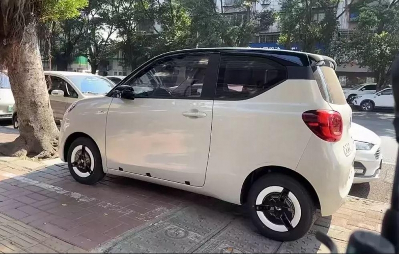 Wuling Hongguang Mini EV lộ diện với phiên bản 5 cửa mở rộng trên đường phố