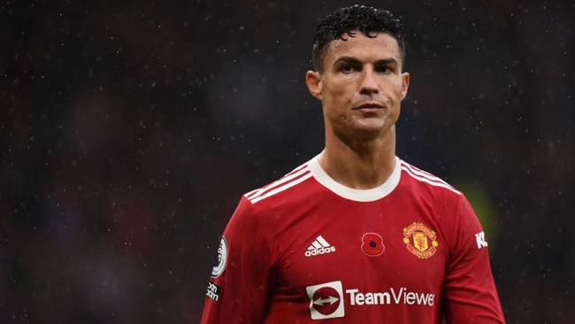 Ronaldo muốn rời MU, Carragher và Neville phát biểu 'cà khịa' nhau