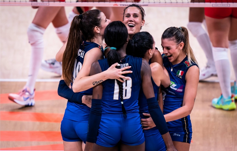 Vượt qua áp lực khán giả, tuyển nữ Ý hẹn gặp Brazil ở chung kết VNL 2022