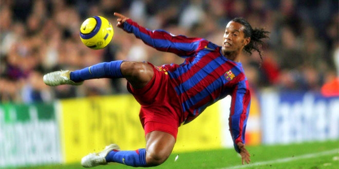 Video bóng đá: Những pha bóng ấn tượng của Ronaldinho năm 2013