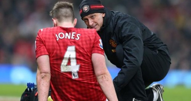 Phil Jones và chiếc áo số 4 đen tối tại Old Trafford