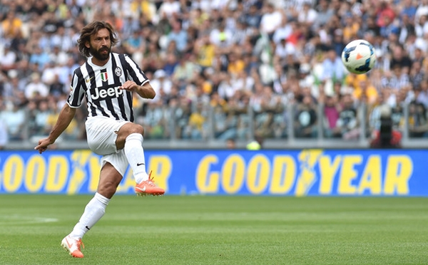 VIDEO: Pirlo sút phạt siêu đẳng khiến đối phương phản lưới