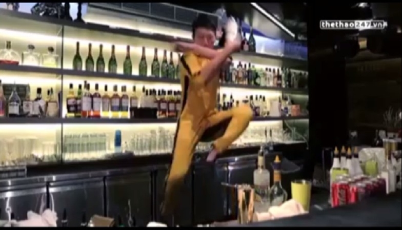 VIDEO: Truyền nhân Bruce Lee múa võ theo phong cách bartender