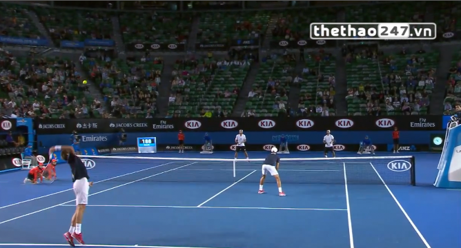 VIDEO: Tai nạn giao bóng hài hước tại Australian Open 2015