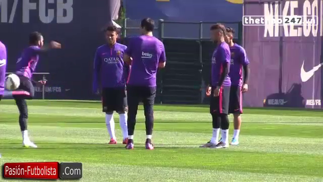 VIDEO: Neymar biểu diễn kỹ thuật lạ khiến đồng đội 'lác mắt'