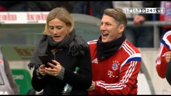 VIDEO: Schweinsteiger cả gan 'chọc chạch' với sếp nữ của Bayern