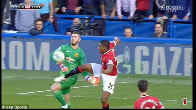 VIDEO: Tình huống De Gea để bóng chạm tay ngoài vòng cấm