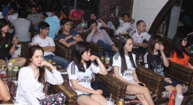 VIDEO: Fan nữ thức trắng đêm cổ vũ cho Real Madrid