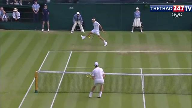 VIDEO: Roger Federer đánh bóng qua 2 chân làm bó tay đối thủ