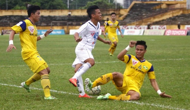 VIDEO: Cầu thủ SLNA dùng võ tiếp đối phương ở vòng 25 V-League