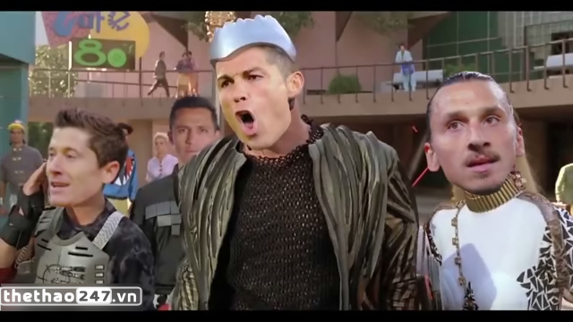 Clip hài Ronado truy đuổi Messi trong cuộc đua Quả bóng vàng 2015