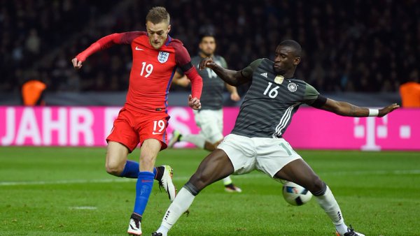 VIDEO: Jamie Vardy đánh gót tinh tế hạ gục thủ thành Manuel Neuer