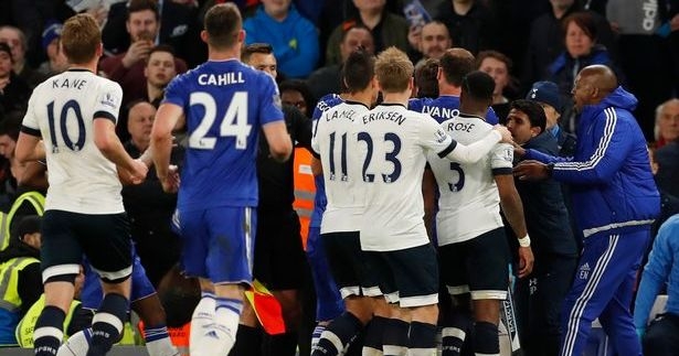 Willian khiêu khích CĐV Tottenham, Costa bị móc mắt