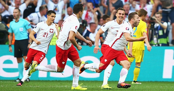 Tin nóng Euro 22/6: Cặp đấu đầu tiên vòng 1/8; Ibra chia tay Thụy Điển