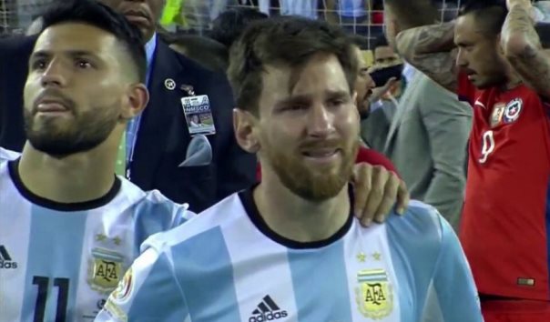 VIDEO: Messi khóc nức nở trong lễ trao giải Copa America