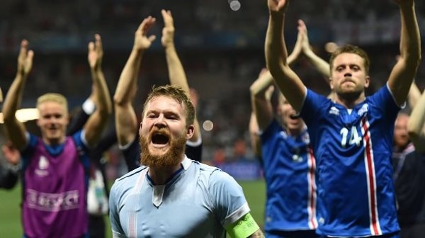 VIDEO: BLV Iceland tái xuất với màn gào thét khản giọng trận Anh - Iceland