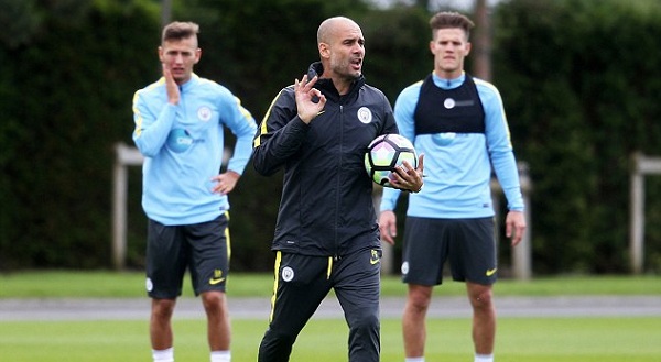 Pep Guardiola nhận tin cực xấu trước trận thư hùng với Mourinho