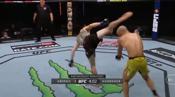 VIDEO: Võ sĩ knock-out đối thủ bằng cú đá 'mở nắp chai' 