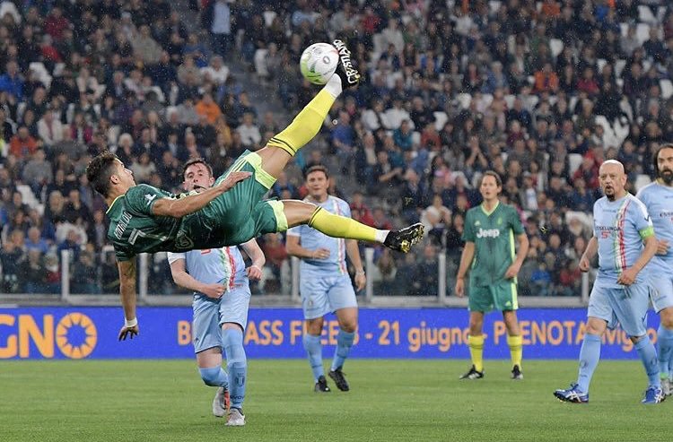 Ronaldo phô diễn kĩ năng trong trận đấu từ thiện tại Turin