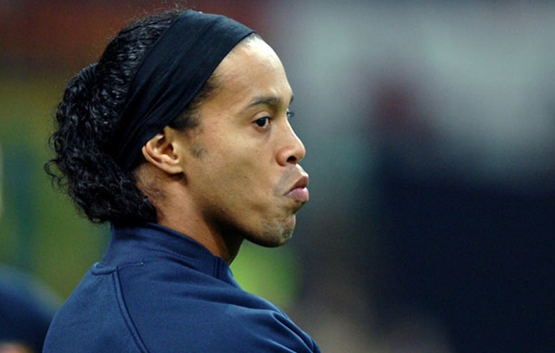 Ronaldinho nhận quà sốc từ đồng đội cũ