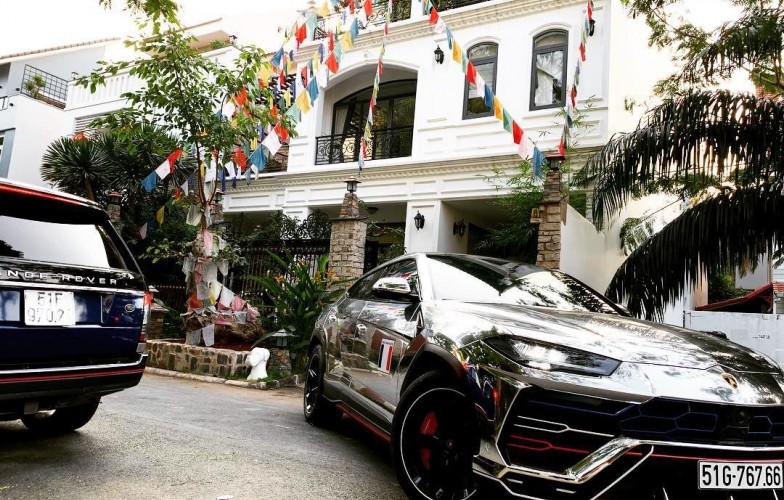 Minh nhựa dán lại siêu xe Lamborghini Urus chơi tết