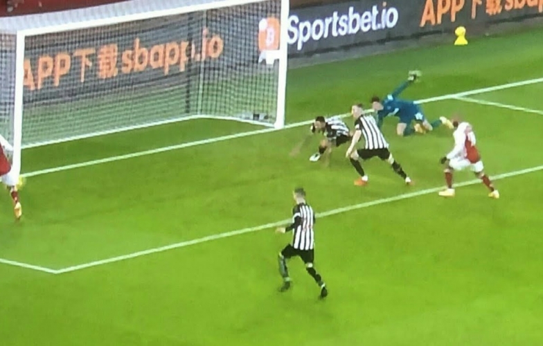 Pha bỏ lỡ không tưởng của Aubameyang trận Arsenal vs Newcastle