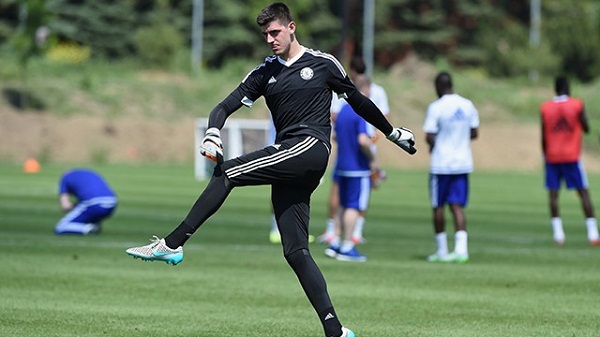 VIDEO: Courtois ghi bàn cực đẹp trong buổi tập của Chelsea