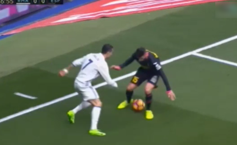 VIDEO: Ronaldo tái hiện lại pha xâu kim 'ảo thuật' của Ronaldinho