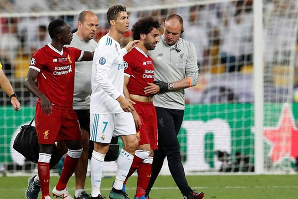 Ronaldo hành động cực đẹp với Salah trong trận cầu đầy đủ 'hỉ, nộ, ái, ố'