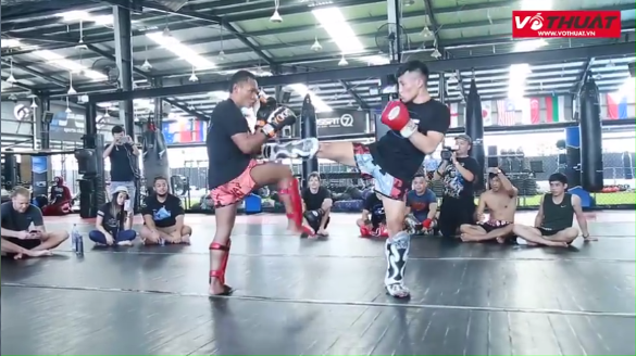 VIDEO: Vua Muay Thái Saenchai tung tuyệt kỹ 'độc nhất vô nhị' tại TPHCM