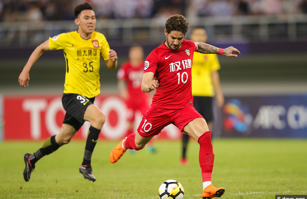 VIDEO: Pato solo ghi bàn đẳng cấp ở vòng 10 Chinese Super League