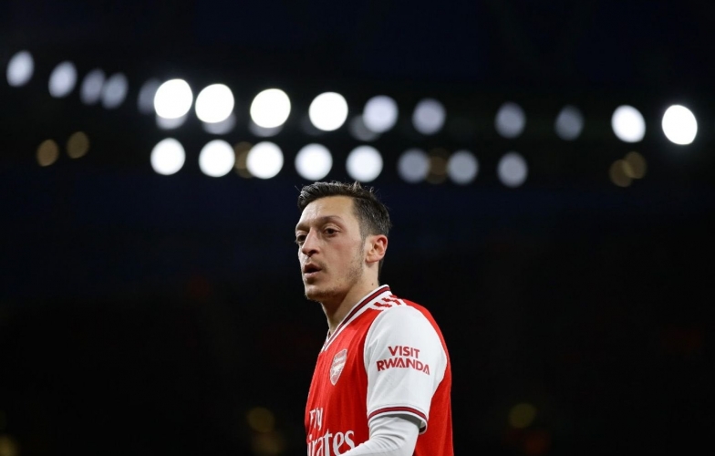 Arsenal chấm dứt hợp đồng với Ozil