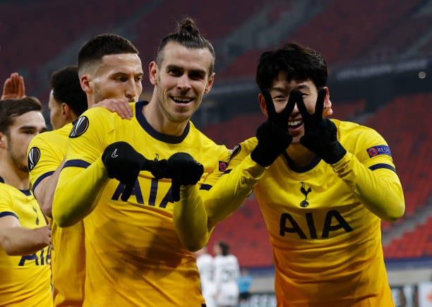 Tam tấu B-S-M nổ súng, Tottenham đặt một chân vào vòng sau