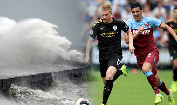 Man City vs West Ham đau đầu lựa chọn ngày đá bù sau bão