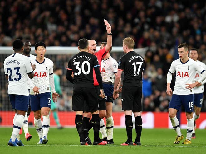 'Hung thần thẻ đỏ' bắt chính trận MU vs Man City